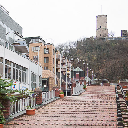 Weg am Michaelshof in Bonn-Bad Godesberg, im Hintergrund die Godesburg